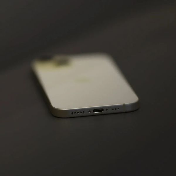 б/у iPhone 15 128GB (Yellow) (Хорошее состояние, новая батарея) b9f4fedf-6355-4947-8ba0-0b702e609d60 фото